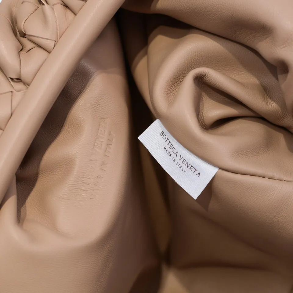 Batch 1860 🔥🔥The counterattack of the popular Bottega Veneta started with this series of cloud bags, which went viral in the fashion circle and started a craze! Out of stock, out of stock, out of stock... One piece is hard to find, super hard to buy, regardless of age, season, or occasion. Very classy. Really, if you carry this on the road, it will turn heads! This is also the reason why this series is so expensive. Large size: 38*20*8.5cm [Big Cloud Weaving] Milk Tea